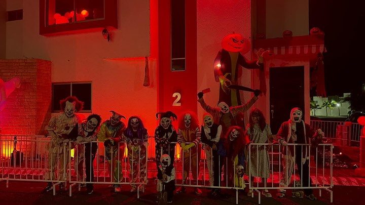 El elenco completo bajo luz roja